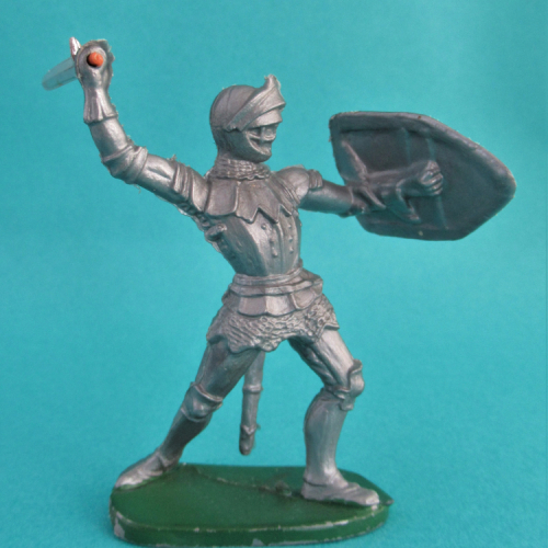 01. Chevalier en armure attaquant avec épée et bouclier.
